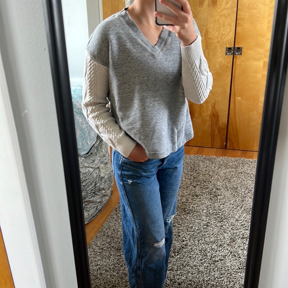 (1) CABI knit sleeve sweater Size Small
